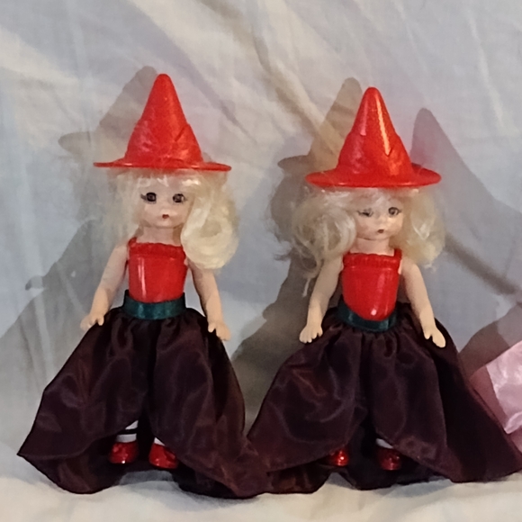Madame Alexander Wizard of Oz Doll Set with Red, Pink, and Silver Outfits - Picture 3 of 9